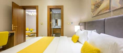 Deluxe Suite, City View | Peti besi dalam bilik, langsir/tirai gelap terus, kalis bunyi