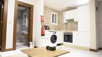 Deluxe Suite, City View | Private kitchen