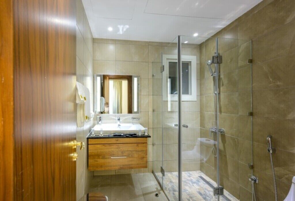 Luxury-Suite, Balkon, Stadtblick | Badezimmer | Hausschuhe