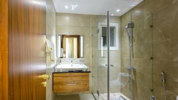Luxury-Suite, Balkon, Stadtblick | Badezimmer | Hausschuhe