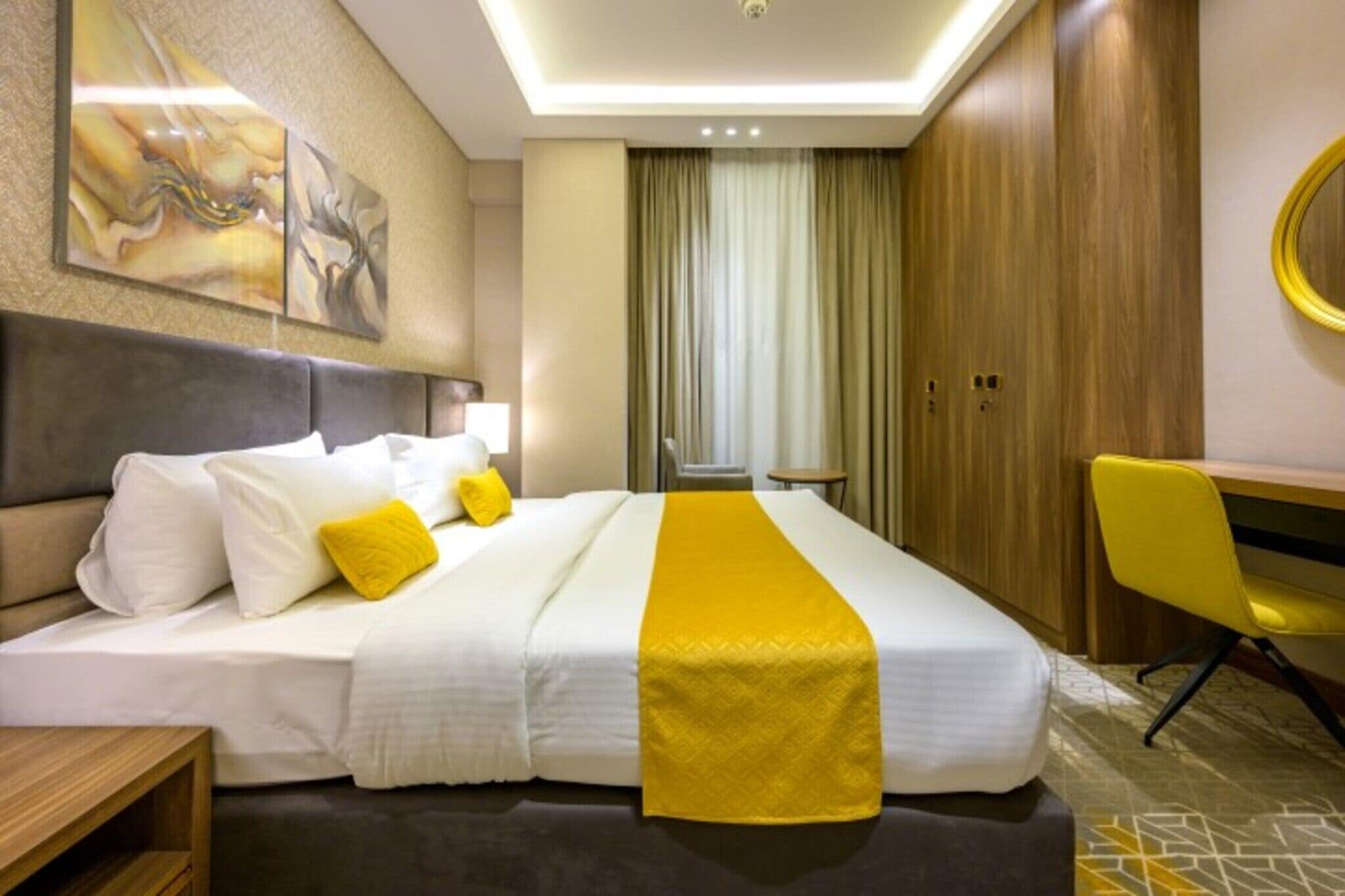 Suite Deluxe, vista città | Una cassaforte in camera, tende oscuranti, insonorizzazione