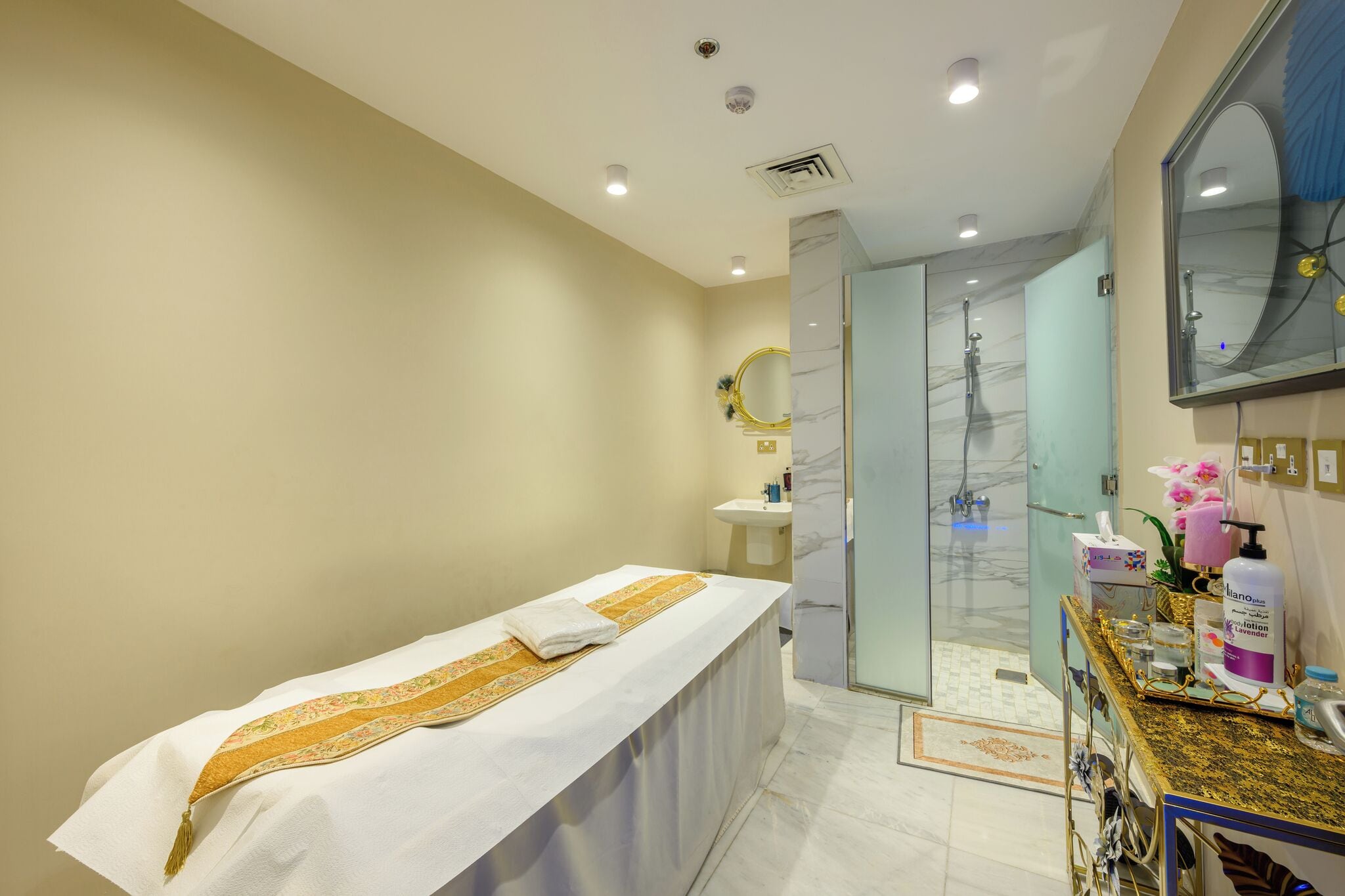 Sauna, hot tub, steam room, hot springs/mineral springs