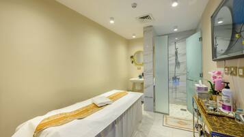 Sauna, hot tub, steam room, hot springs/mineral springs