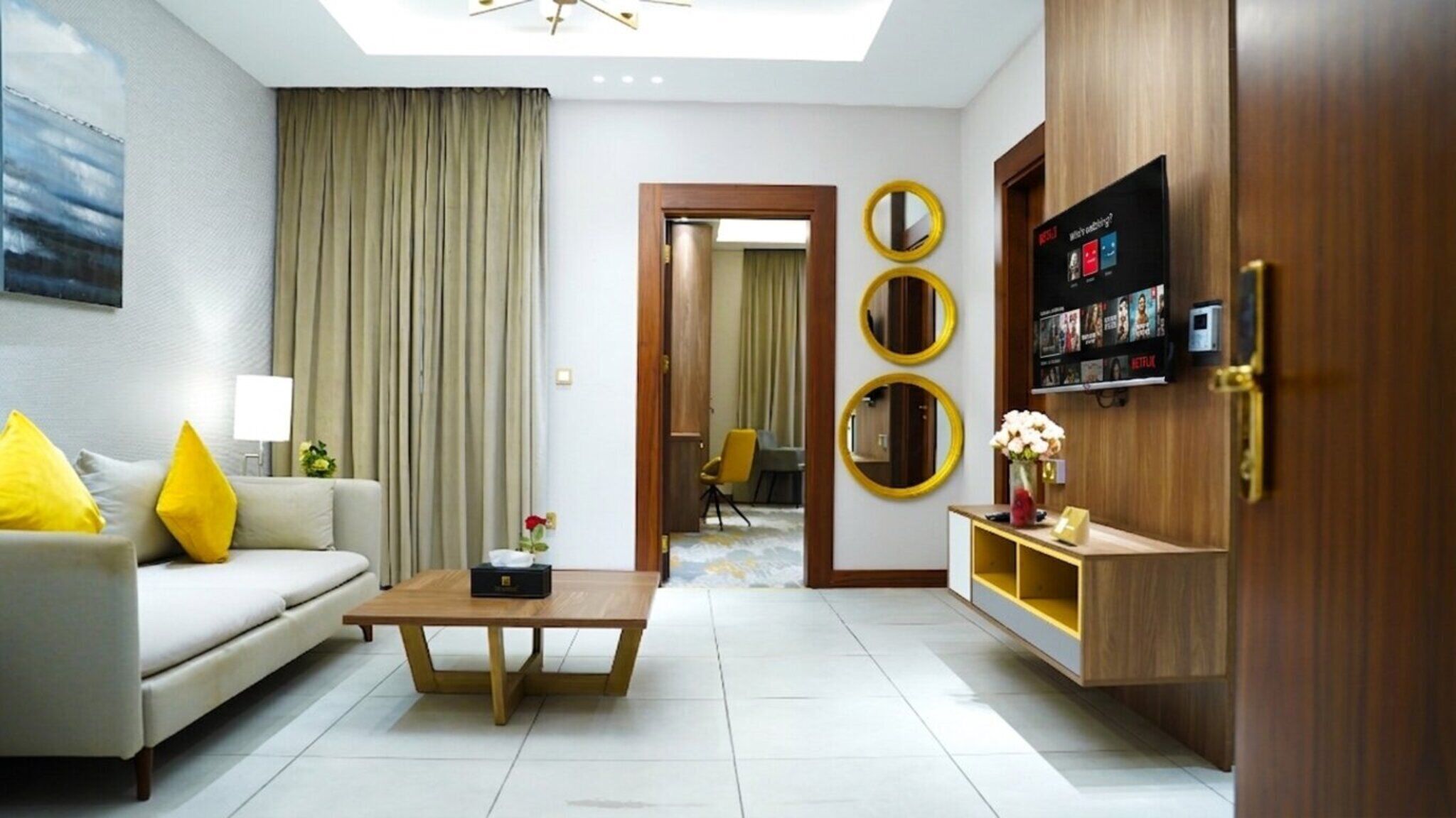 Luxury-Suite, Balkon, Stadtblick | Wohnbereich | Smart-TV, Streaming-Dienste, Computerbildschirme, Drucker