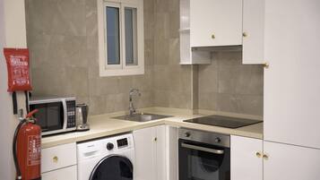 Executive Suite, City View | Private kitchen