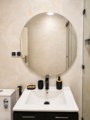 Haartrockner, Handtücher, Seife, Toilettenpapier