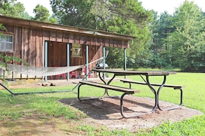Outdoor dining - Cozy Greers Ferry Cabin - Fishing, Golf, & Boating (Drasco)