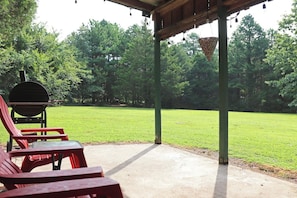 Outdoor dining - Cozy Greers Ferry Cabin - Fishing, Golf, & Boating (Drasco)