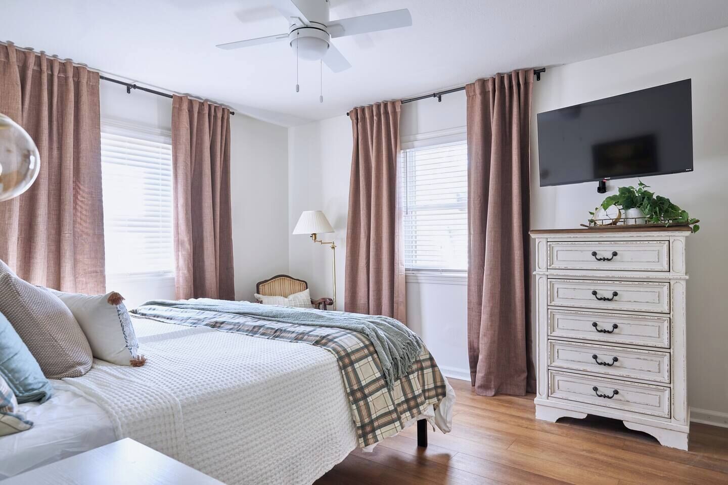 Iron/ironing board, travel cot, free WiFi, bed sheets