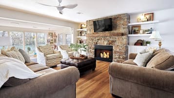 Smart TV, fireplace, DVD player, books