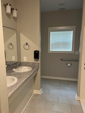 Bathroom - 2-bedroom house in quaint Birmingham with cool AC breeze (Birmingham)