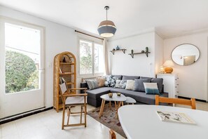 TV, books - Villa Panorama Azuréen - Welkeys (Six-Fours-les-Plages)