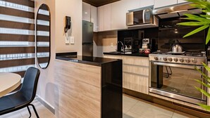 Una cocina moderna equipada con estufa integrada, microondas y refrigerador.