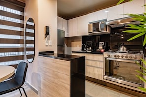 Wasserkocher mit Kaffee-/Teezubehör, Kühlschrank, Mikrowelle, Ofen