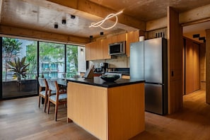Wasserkocher mit Kaffee-/Teezubehör, Kühlschrank, Mikrowelle, Herdplatte