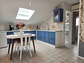 Coffee/tea maker, fridge, stovetop, cookware/dishes/utensils - Holiday flat Apartment with balcony (Gostinjac)