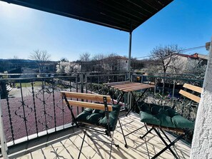 Outdoor dining - Holiday flat Apartment with balcony (Gostinjac)