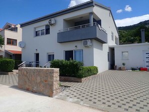 Exterior - Holiday apartment with air conditioning (Starigrad-Paklenica)