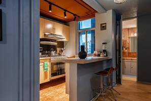 Wasserkocher mit Kaffee-/Teezubehör, Kühlschrank, Mikrowelle, Ofen
