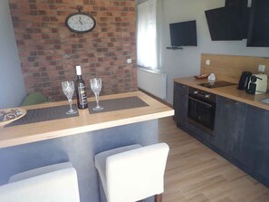 Wasserkocher mit Kaffee-/Teezubehör, Kühlschrank, Ofen, Herdplatte