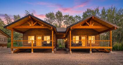 New Luxury One Room Cabin w/ 2 Queen Beds, Kitchen, washer/dryer in Island Park