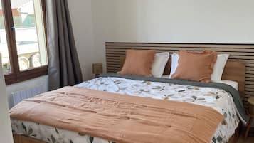 1 bedroom, bed sheets