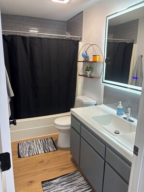 Hair dryer, towels, soap, toilet paper - Vibrant family run 2-bedroom condo in Columbia Falls (Columbia Falls)