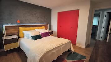 Tabla de planchar con plancha, internet y ropa de cama