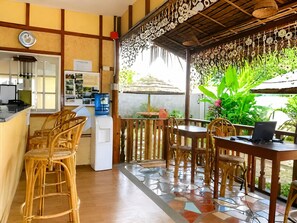 Outdoor dining - La Petite Pension (Puerto Princesa City)