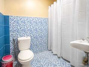 Shower, towels, soap, toilet paper - La Petite Pension (Puerto Princesa City)