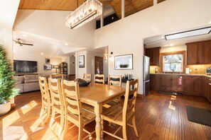Dining - Wander House: Modern 4BR 2 mins to Heavenly, Hot Tub, Sauna, Game Room, EV, AC (South Lake Tahoe)