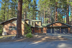 Exterior - Wander House: Modern 4BR 2 mins to Heavenly, Hot Tub, Sauna, Game Room, EV, AC (South Lake Tahoe)