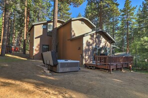 Outdoor spa tub - Wander House: Modern 4BR 2 mins to Heavenly, Hot Tub, Sauna, Game Room, EV, AC (South Lake Tahoe)