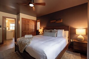 4 bedrooms, iron/ironing board, travel cot, free WiFi - Wander House: Modern 4BR 2 mins to Heavenly, Hot Tub, Sauna, Game Room, EV, AC (South Lake Tahoe)
