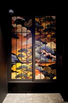 Puerta corrediza japonesa tradicional con intrincados diseños.