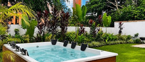 Outdoor spa tub