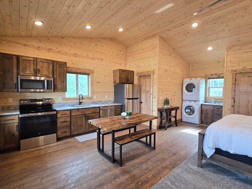 New Luxury One Room Cabin w/King Bed, Full Kitchen, Washer/Dryer in Island Park