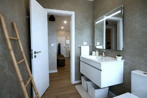 Dusche, Haartrockner, Handtücher, Toilettenpapier