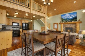 Dining - Beautiful cabin in Nordegg, Alberta (Nordegg)