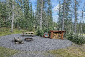 Outdoor dining - Beautiful cabin in Nordegg, Alberta (Nordegg)
