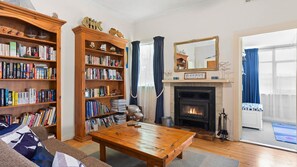 Fernseher, Kamin, Bücher