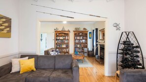 Fernseher, Kamin, Bücher