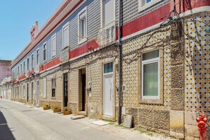 A row of traditional buildings with uniform architecture, featuring tiled facades and a consistent window design. - Setúbal Downtown Fonte Nova, By Home Match (Setúbal)