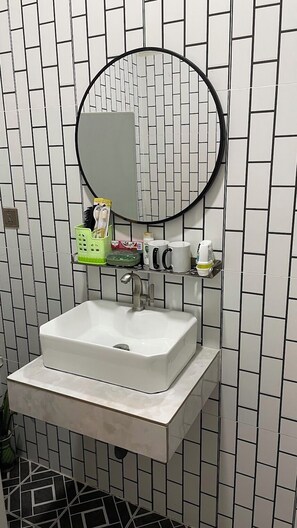 Een douche, een haardroger, handdoeken, zeep