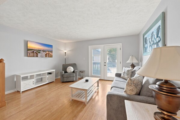 Living area - Spacious 2BR/2.5BA Beach Getaway | Relax & Unwind (North Myrtle Beach)