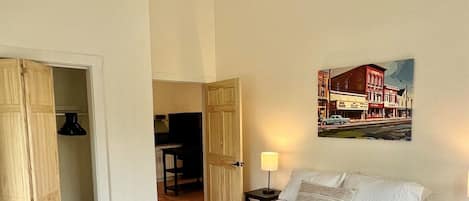 Työpöytä, silitysrauta/-lauta, ilmainen Wi-Fi, vuodevaatteet