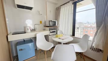 Kamar Quadruple Standar, Bebas Asap Rokok, kamar mandi pribadi | Tempat makan