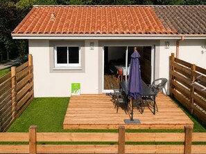 Outdoor dining - The Nasses Vacation Rental - SAINT JULIEN EN BORN (SAINT JULIEN EN BORN)