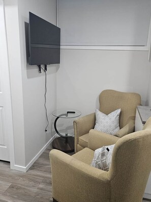 Smart TV - Modern 2-Bedroom Private Basement Apartment (Airdrie)