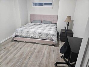 2 bedrooms, desk, iron/ironing board, free WiFi - Modern 2-Bedroom Private Basement Apartment (Airdrie)